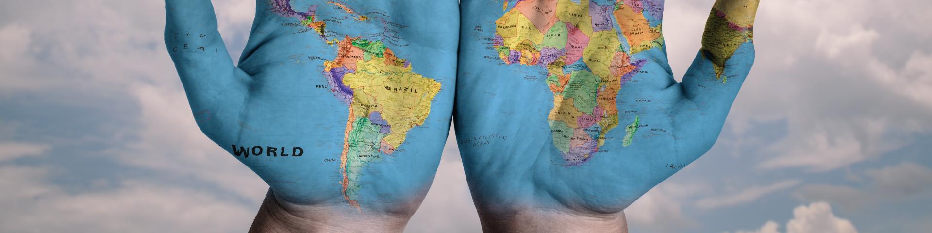 Handen beschilderd met wereldkaart