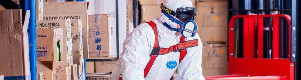 Werknemer chemie met gezichtsmasker en beschremende kleding