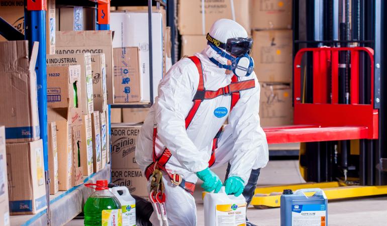Werknemer chemie met gezichtsmasker