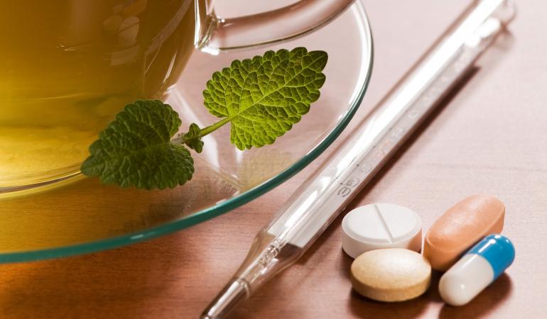 Kopje thee met medicijnen Kopje thee met medicijnen