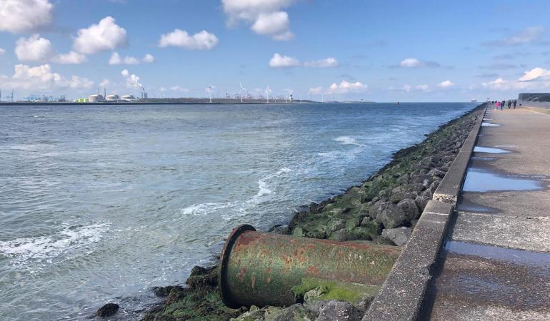 Afbeelding lozingspijp Havenmond Hoek van Holland