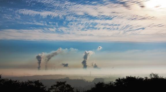 Voorbeeld van vervuiling met zzs door uitstoot via schoorstenen