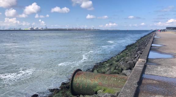 Afbeelding lozingspijp Havenmond Hoek van Holland