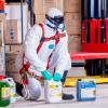 Werknemer chemie met gezichtsmasker