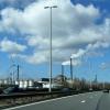 Industriele schoorstenen met uitgestoten wolken